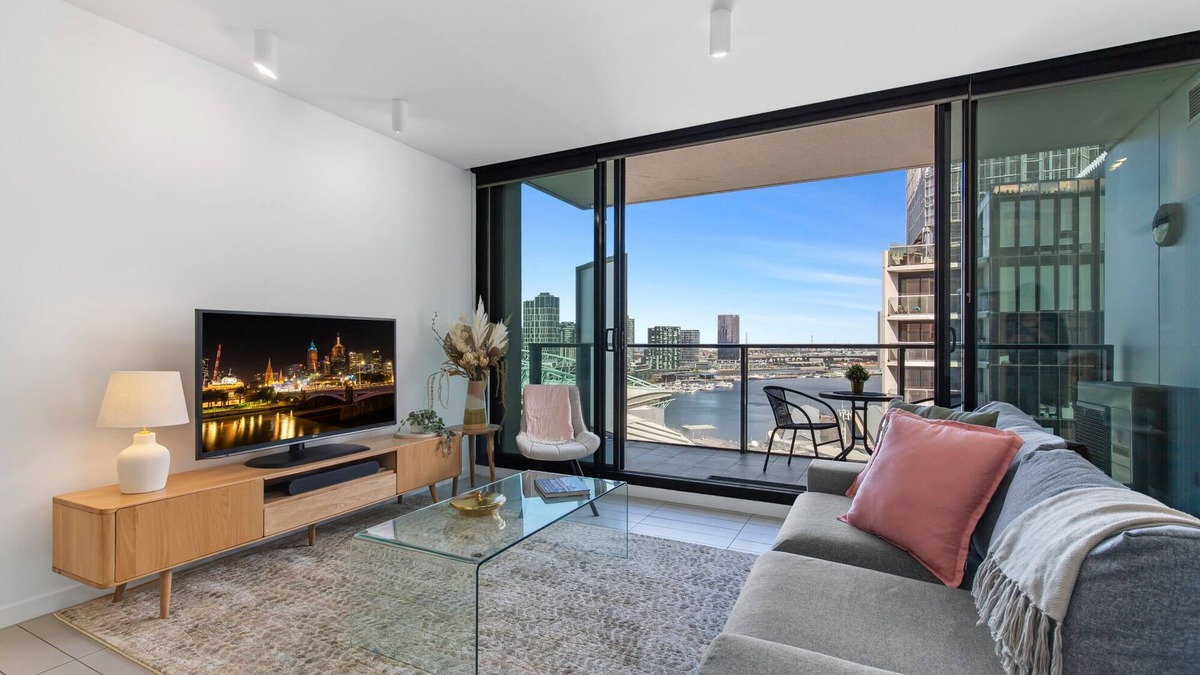 Docklands Apartment | Chic 1-Bed with Harbour Views & Pool by Tram Line