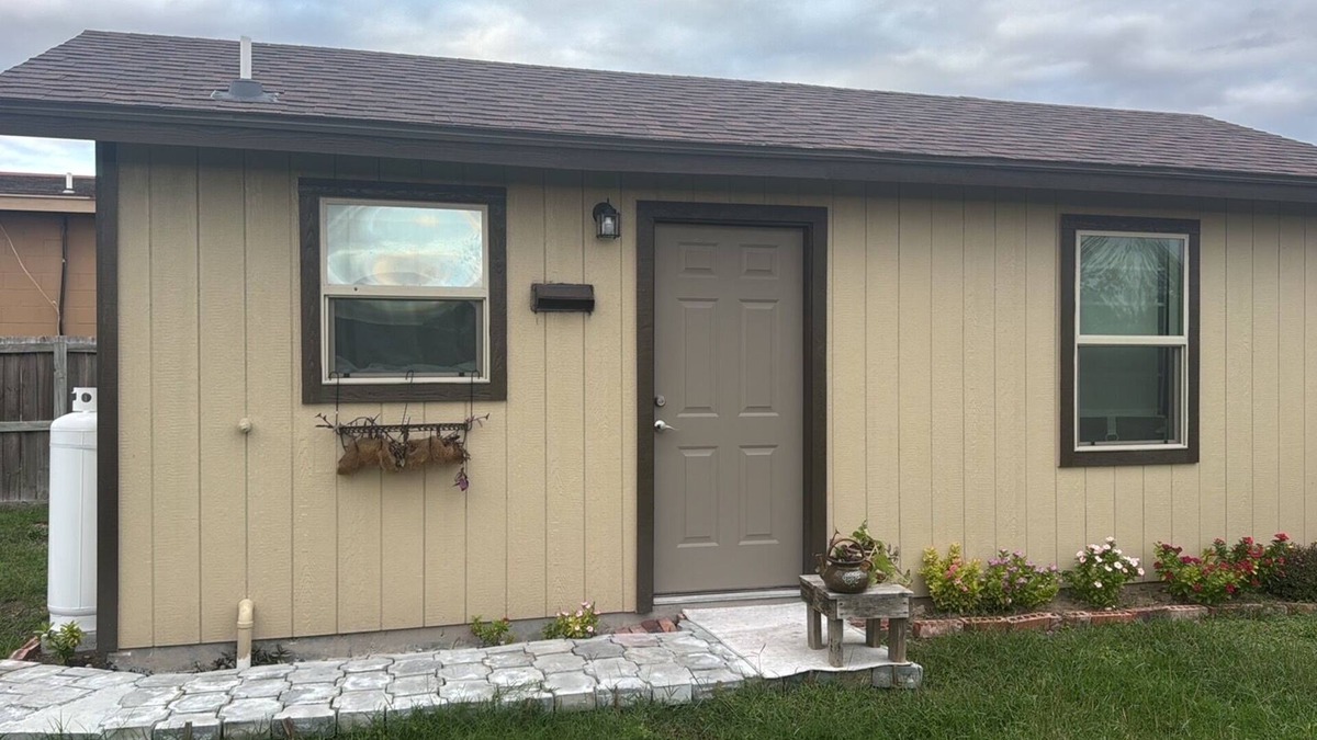 Los Fresnos Apartment | Chic 1-bedroom apartment located on Ocean Blvd hwy 100. Approx. 20 miles to SPI