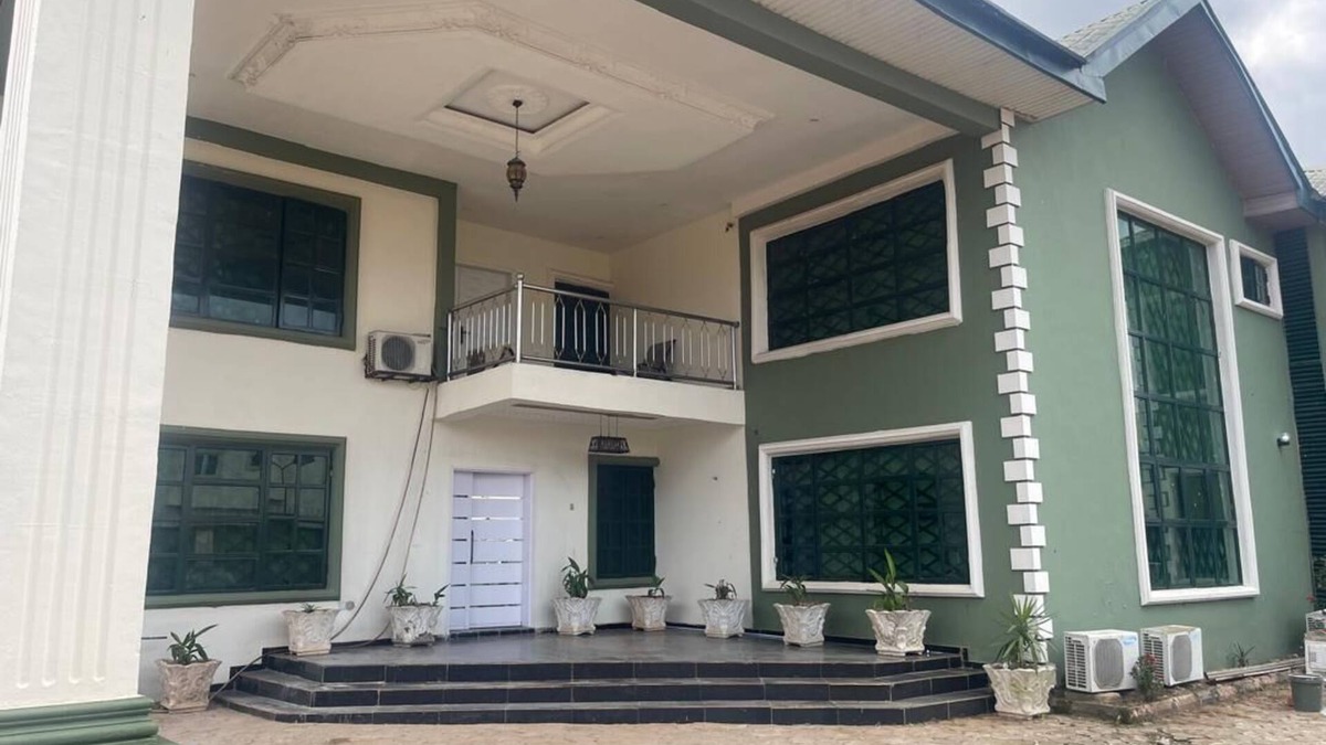 Benin City Apartment | Chic 1-bedroom apartment in cool Benin City with swimming pool & fitness room