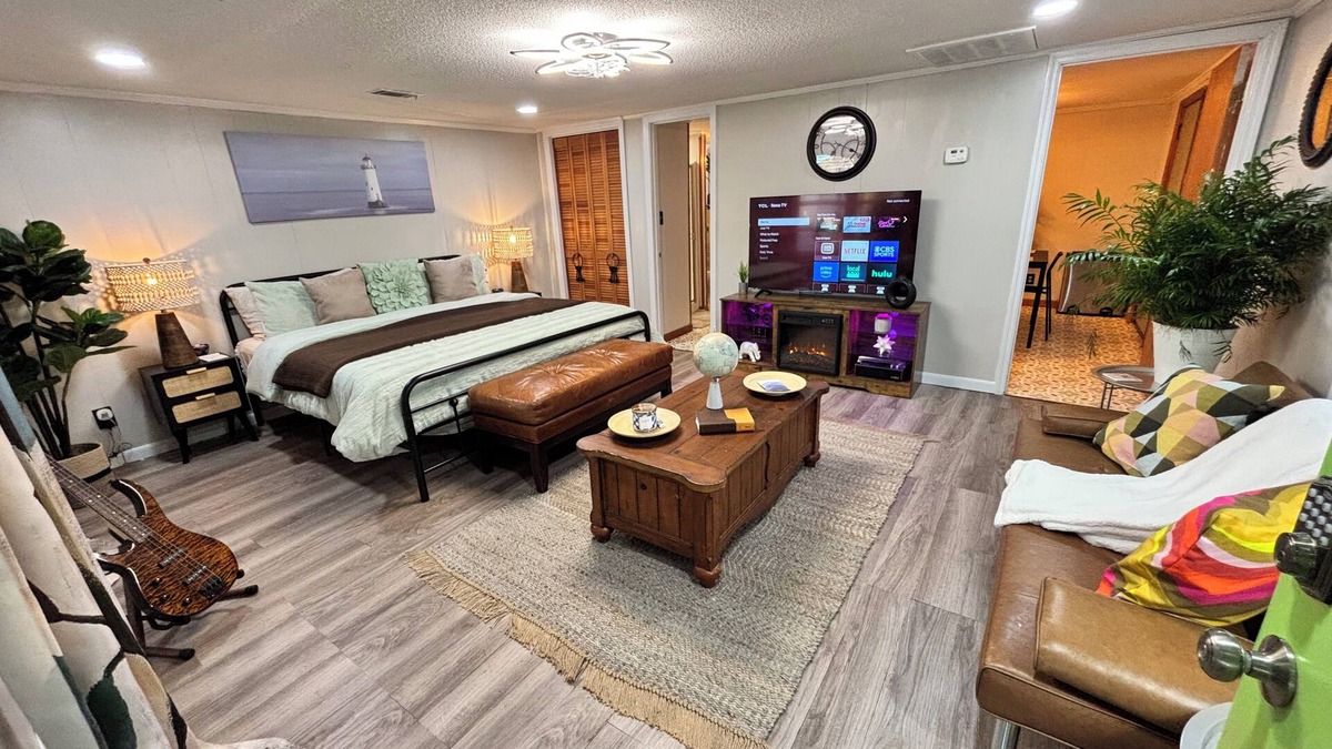 Ashburn Apartment | Chic 1-bedroom apartment with WiFi, AC in welcoming Ashburn