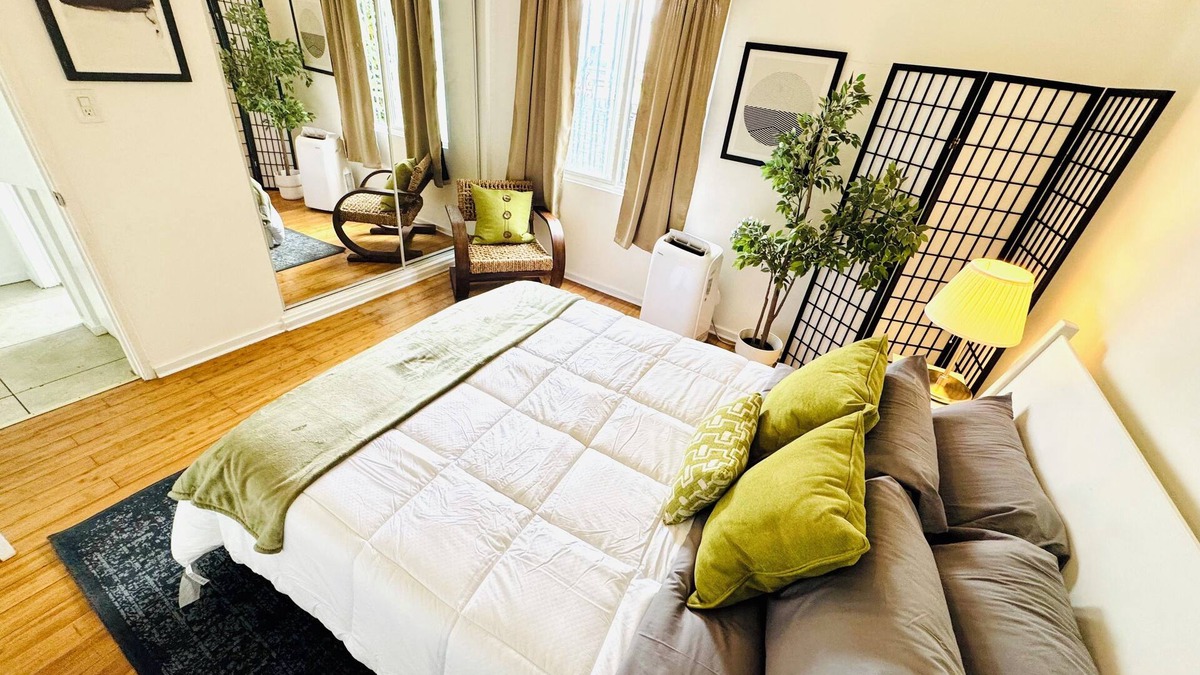 Los Angeles Apartment | Chic 1-bedroom Sofi, intuit, Kia forum Home nnDownstairs left