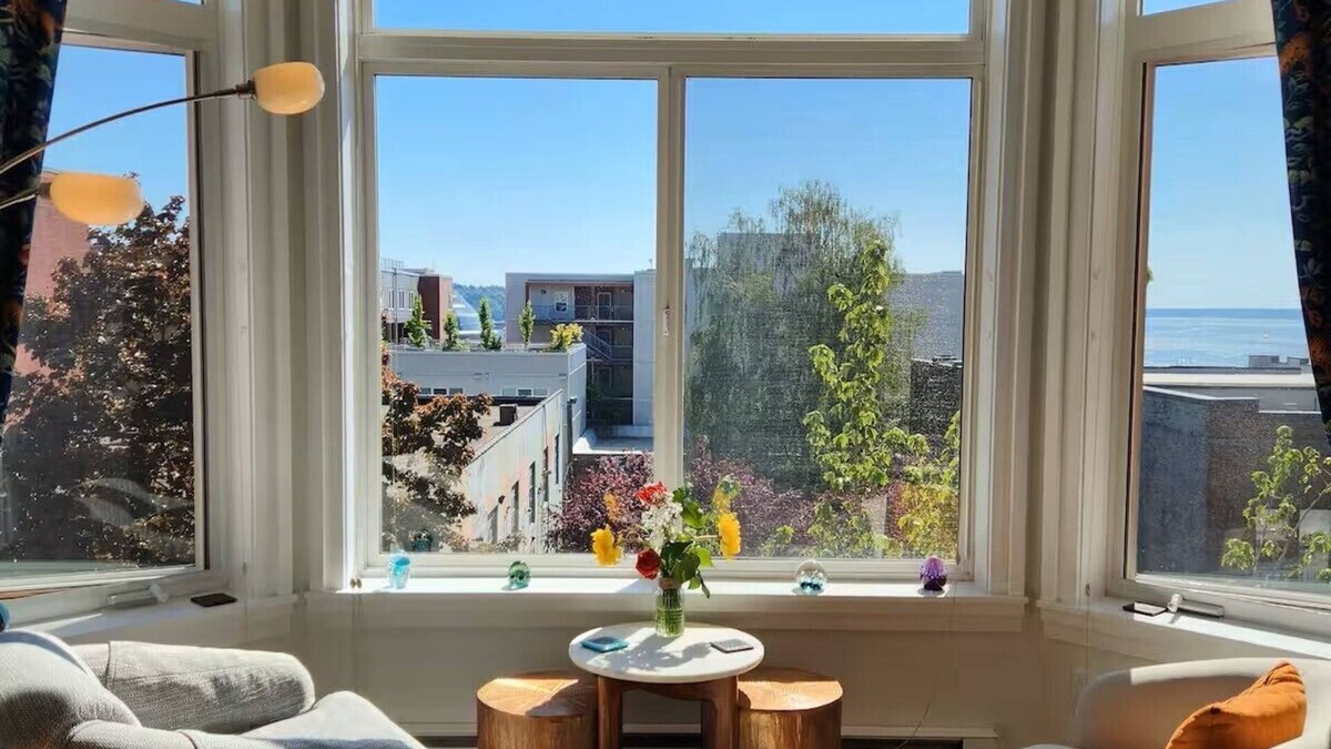 Belltown Apartment | Chic 1-bedroom with Partial Views, Gym and Pool in vibrant Belltown