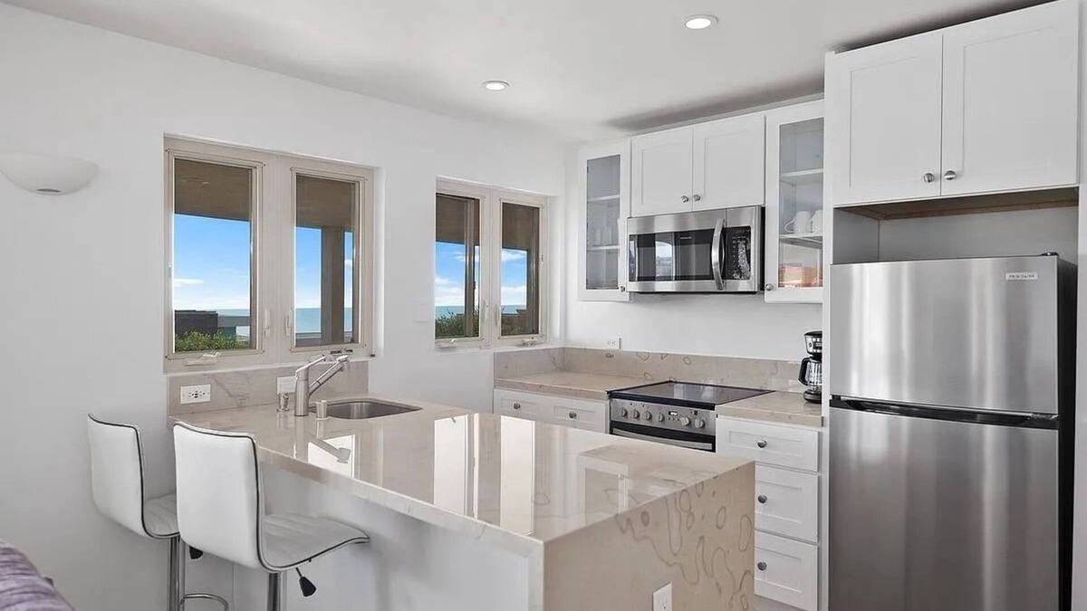 Mystic Hills Apartment | Chic 1200 sq ft. 1-bed, 2 bath w Ocean view and Patio in fabulous Laguna Beach