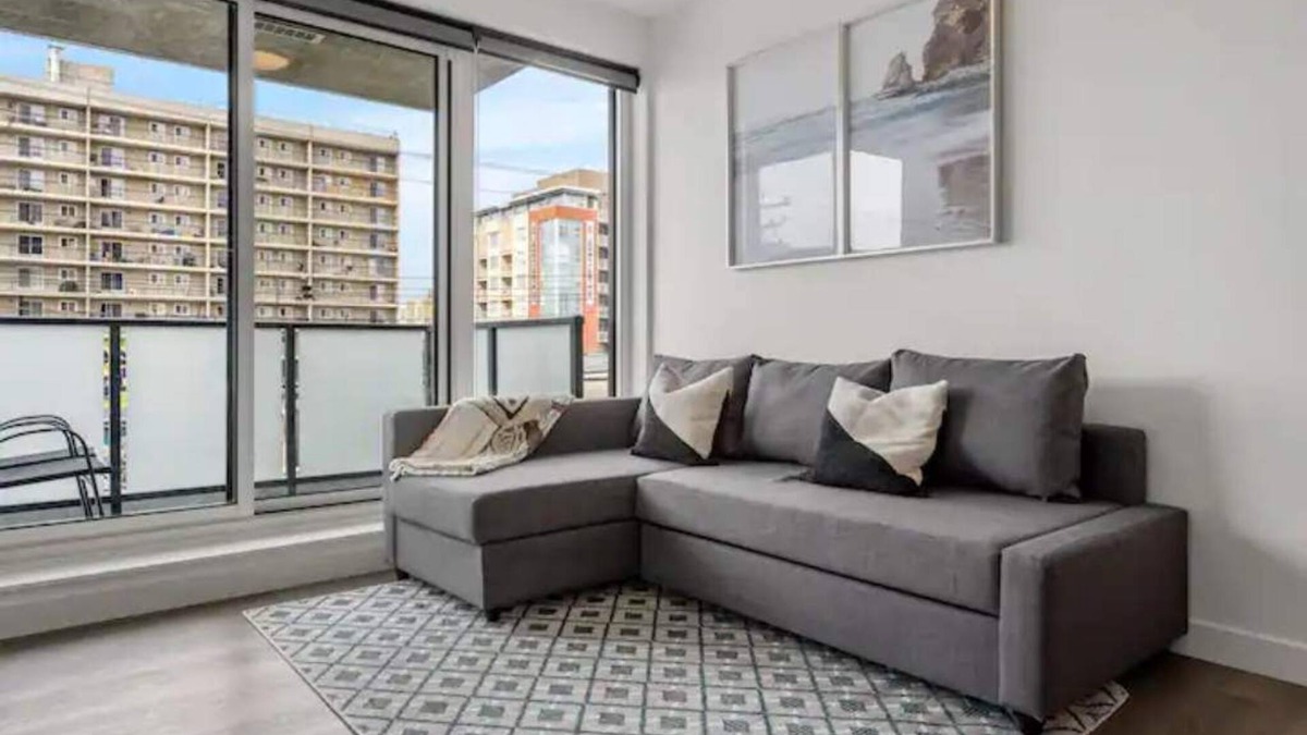 Sunnyside Apartment | Chic 1BR Kensington unit W/Free UG Parking