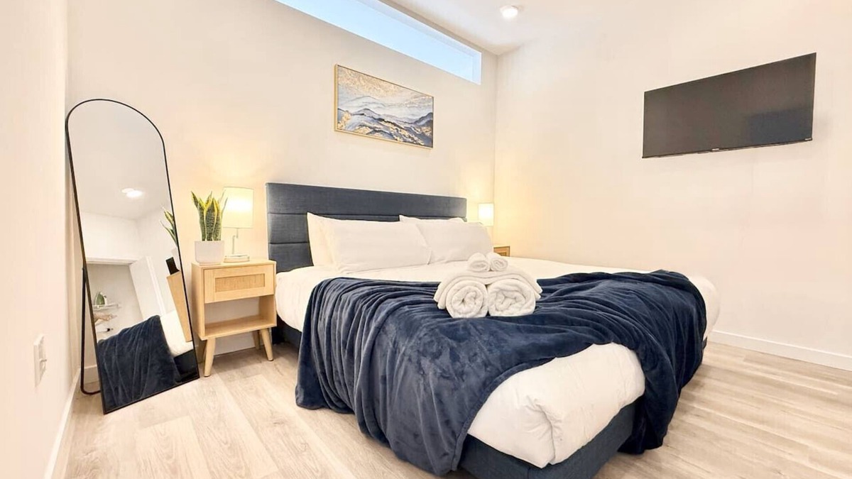 Poplar Apartment | Chic 1BR Old City Apt with King Bed, City View, and Gym
