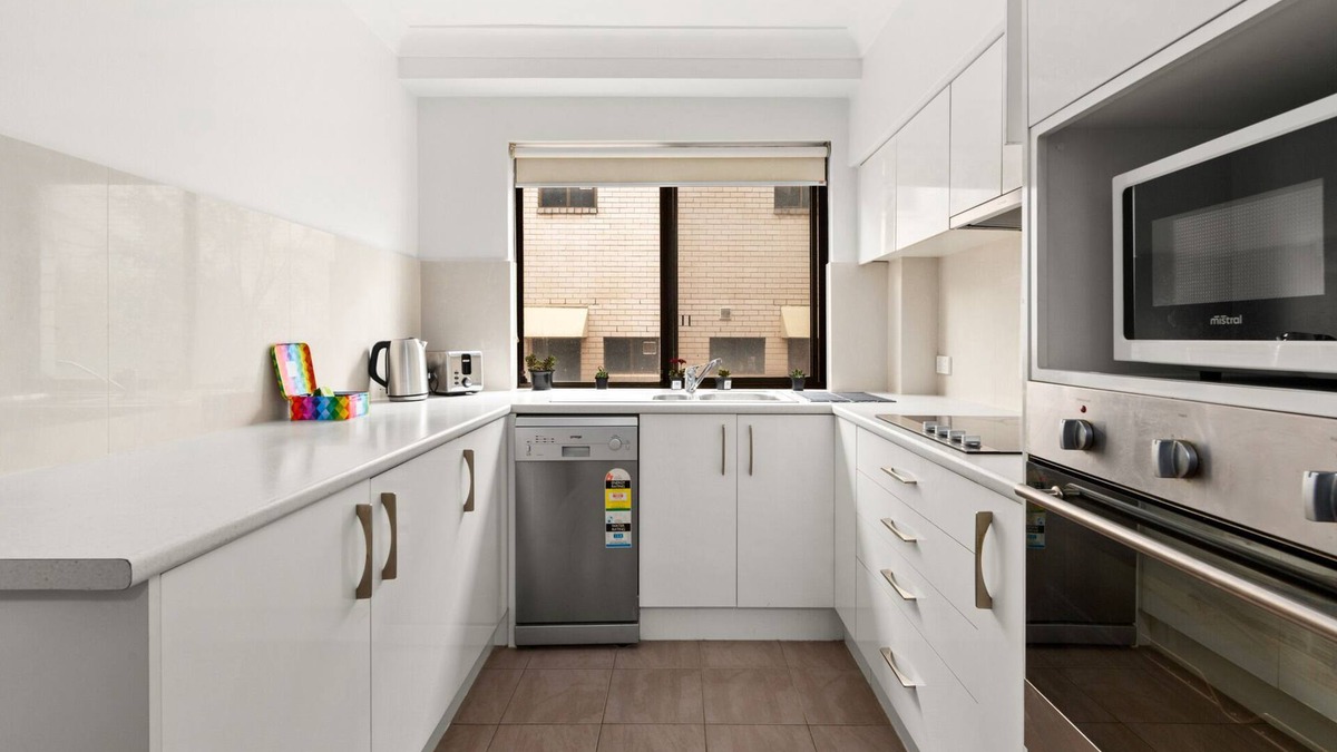 Neutral Bay Apartment | Chic 2-Bed by Landmarks Shops & Transport