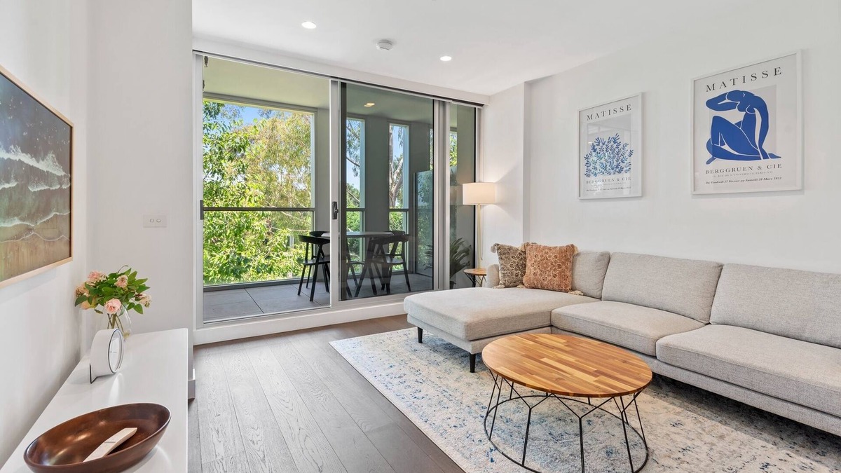 South Yarra Apartment | Chic 2-Bed with Free Parking in South Yarra
