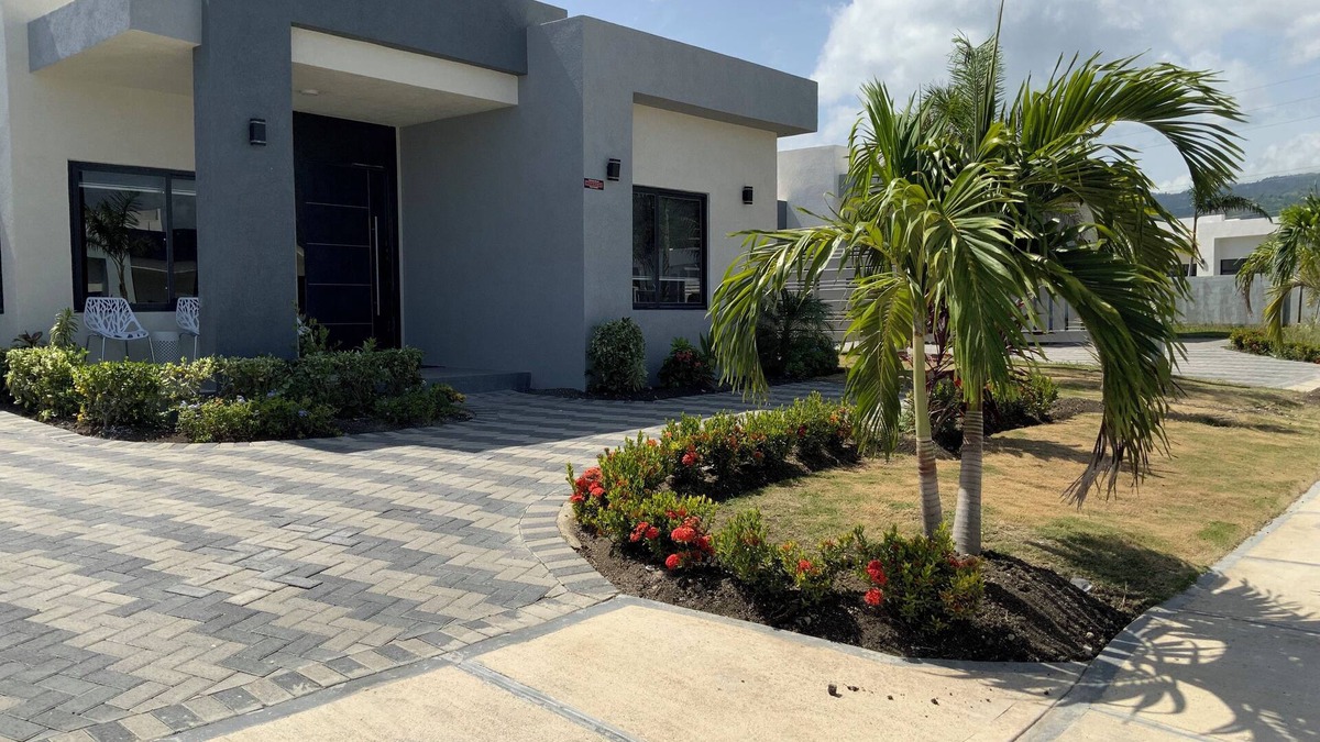 Priory House | Chic 2-Bedroom Luxury Home with Modern Amenities, Private Bath & Full Kitchen