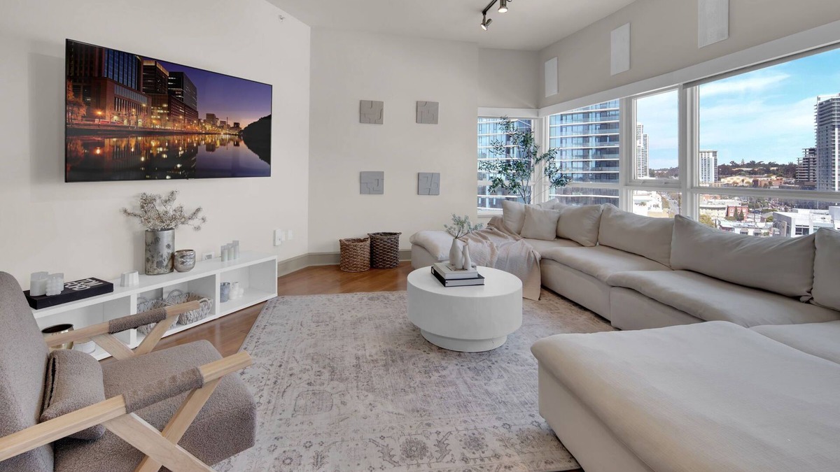 East Village Apartment | Chic 2-bedroom apartment with WiFi, fitness room in fabulous San Diego