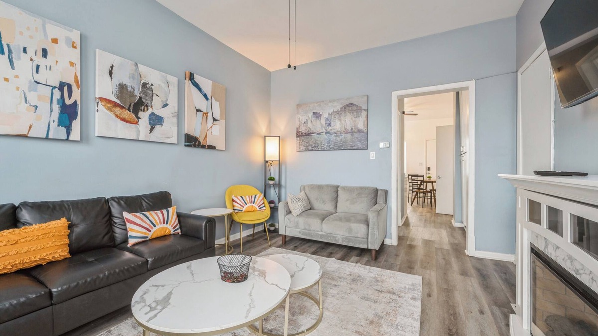 West Lakeview Apartment | Chic 2-bedroom apartment in marvelous Lakeview/LincolnPark/Wrigley with WiFi/AC