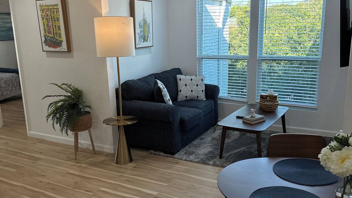 Oak Lawn Apartment | Chic 2-bedroom apartment with Pool view, fitness room in fabulous Dallas