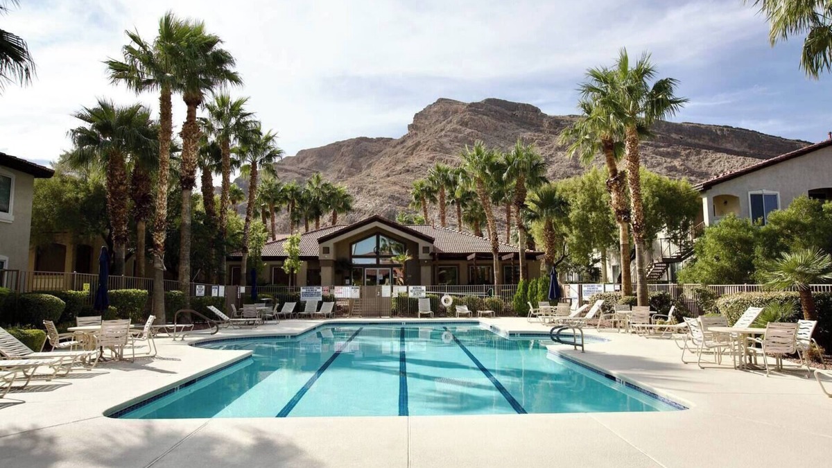 Las Vegas Condo | Chic 2-bedroom condo in vibrant Las Vegas with Mountain View