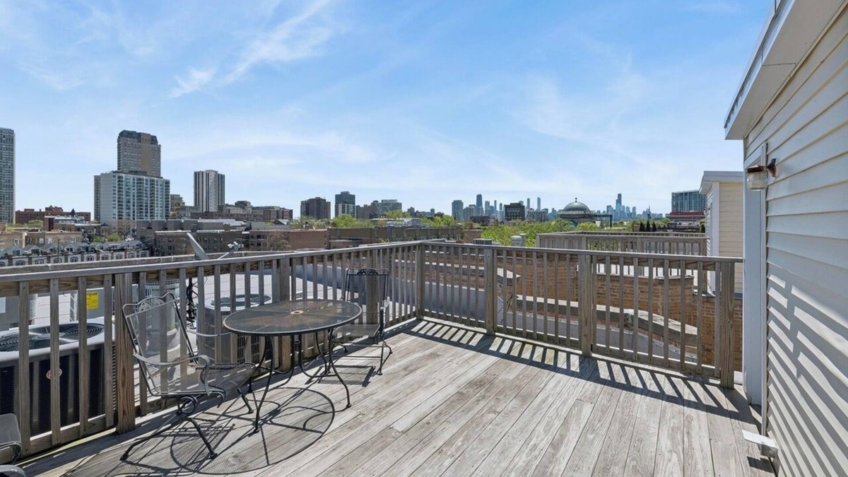 Wrightwood Neighbors Condo | Chic 2-bedroom condo with AC, fitness room in cool Chicago