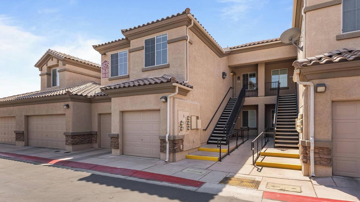 North Las Vegas Condo | Chic 2-bedroom condo w/nice office, pool and WiFi in fantastic North Las Vegas