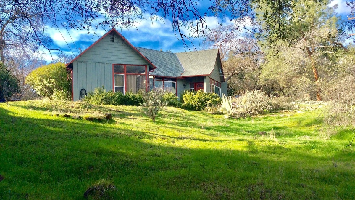 Three Rivers House | Chic 2B2b Bungalow w/studio 3 mi to Sequoia NP - Dog Friendly!