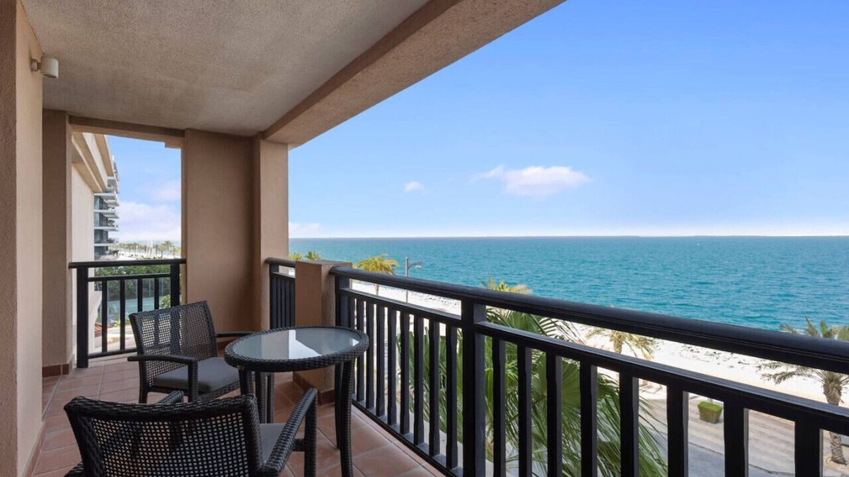Palm Jumeirah Apartment | Chic 2BR Apartment with Spectacular Sea Views