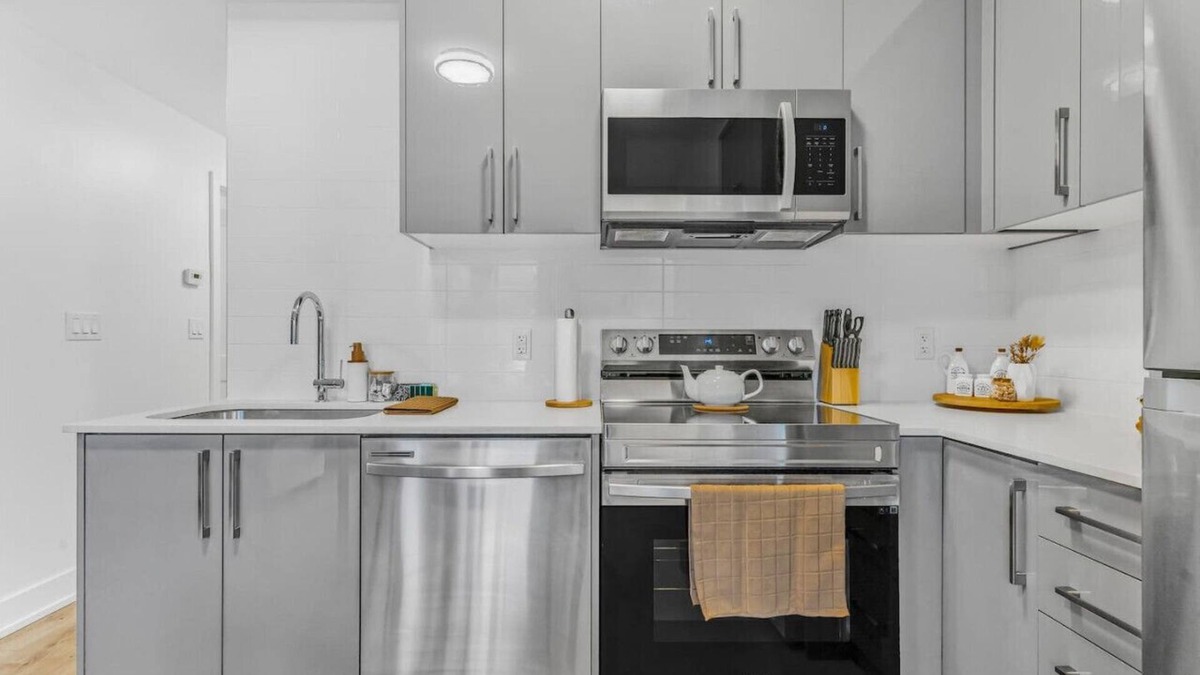 Niagara Falls Apartment | Chic 2BR Gateway | Family Suite | Close to Falls