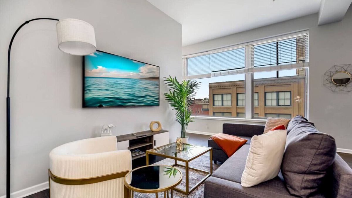 Downtown Kansas City Apartment | Chic 2BR Parking, Rooftop Near Arrowhd & TMobile
