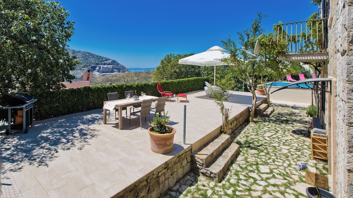 Zrnovnica Apartment | Chic 3-bedroom apartment with AC, WiFi in charming Žrnovnica
