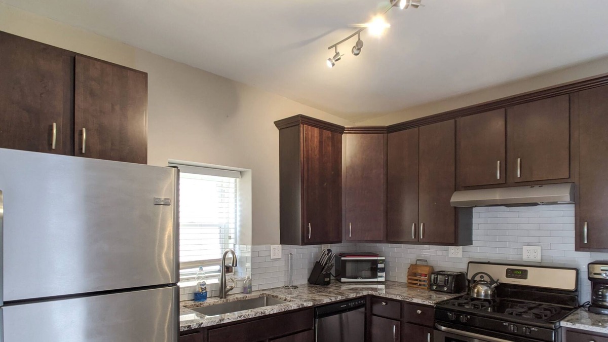 North Center Apartment | Chic 3-bedroom apartment with AC, WiFi in vibrant Roscoe Village