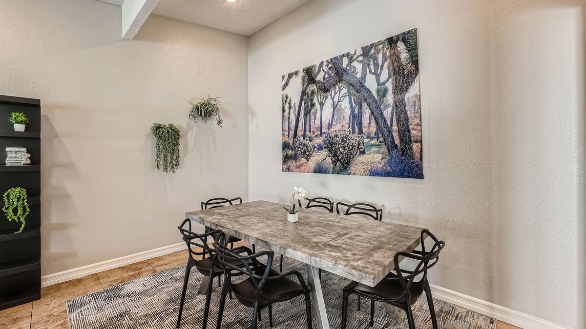 Rancho Oakey House | Chic 3-bedroom home in Fabulous Las Vegas with AC, WiFi, Garage Parking & more