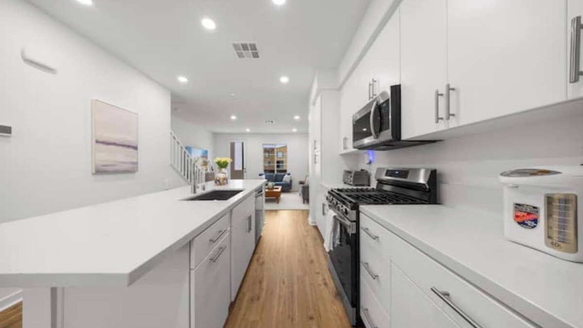 La Puente Condo | Chic 3B3.5B townhouse in La Puente