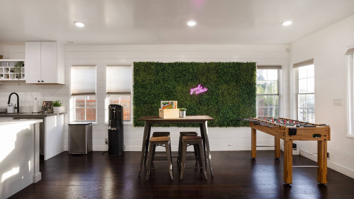 Hawthorne House | Chic 3BR/2BA Oasis + PacMan & Foosball - Sleeps 8 - Minutes to LAX + Beach +SoFi