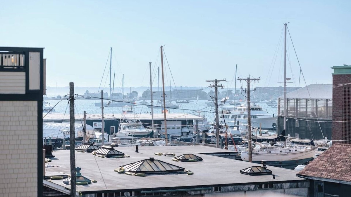 Yachting Village Apartment | CHIC 3BR Ap. on Thames St deck free parking