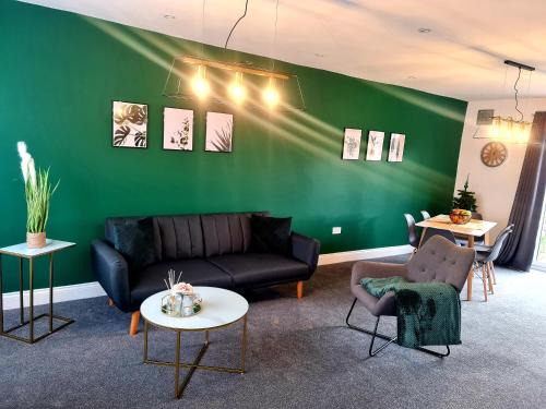 Langley Marish Apartment | Chic 3BR Home, Sleeps 5, Contractor Stay -Friendly, Near M25, Free Parking