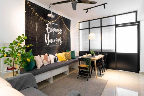 Taman Jubilee Apartment | Chic - 4 bedroom - Projector - Ipoh Town - Sleep8