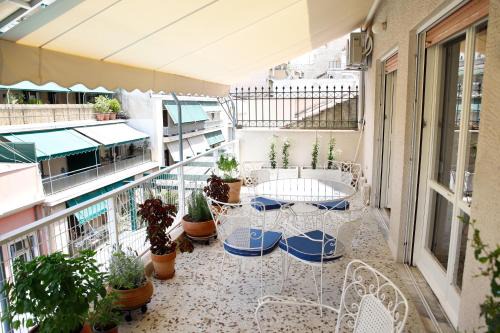 Exarhia Apartment | Chic 4th Floor Apt, Large Balcony, cinema view