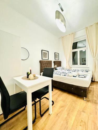 Liesing Apartment | Chic 5BR Apt for 10P, with Direct City Access
