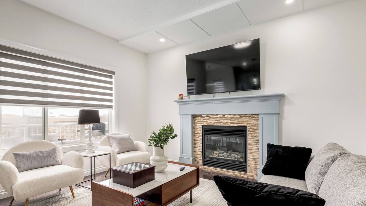 Evanston House | Chic 9-Bed Oasis Jacuzzi AC BBQ Fireplace