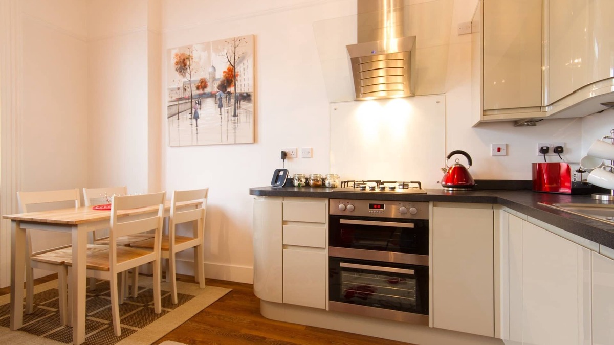 Eastbourne Seafront Apartment | Chic and central 1st floor apartment close to beach and cafes