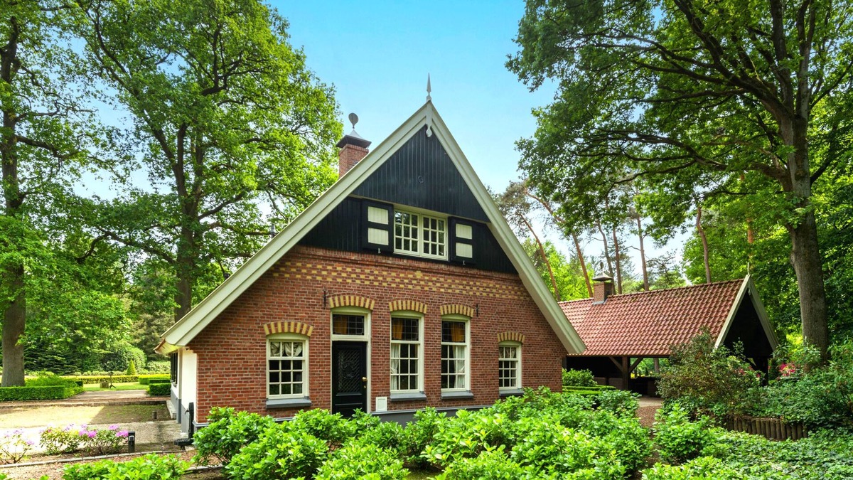 Deurningen House | Chic and classic country house with 4 bathrooms