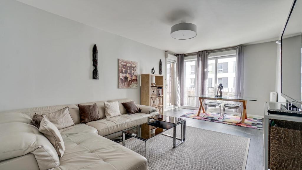 Orly Apartment | Chic apart with terrace and parking