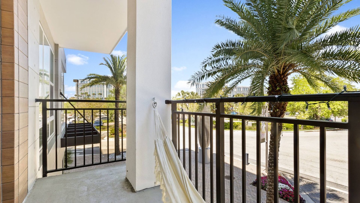 Carver City - Lincoln Gardens Apartment | Chic bnb near airport and mall