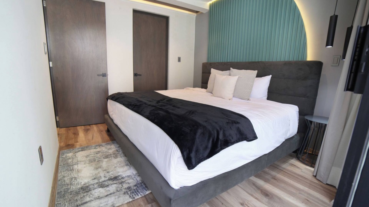 Colonia Cuauhtemoc Apartment | Chic CDMX Haven: Pop Modern Elegance Meets Roma'snn