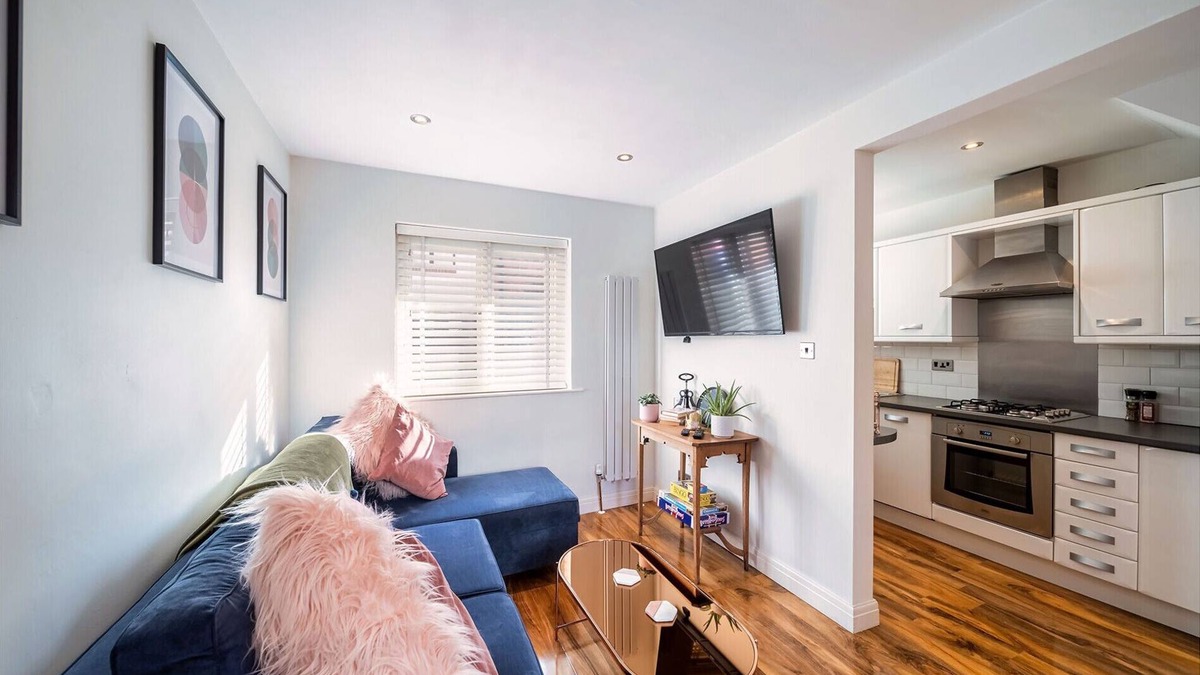 Beverley Ski Chalet | Chic Central House with Garden & Free Parking