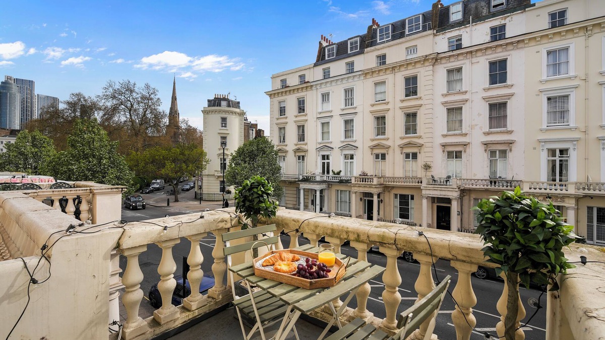 Tachbrook Apartment | Chic Central Mezzanine with Balcony