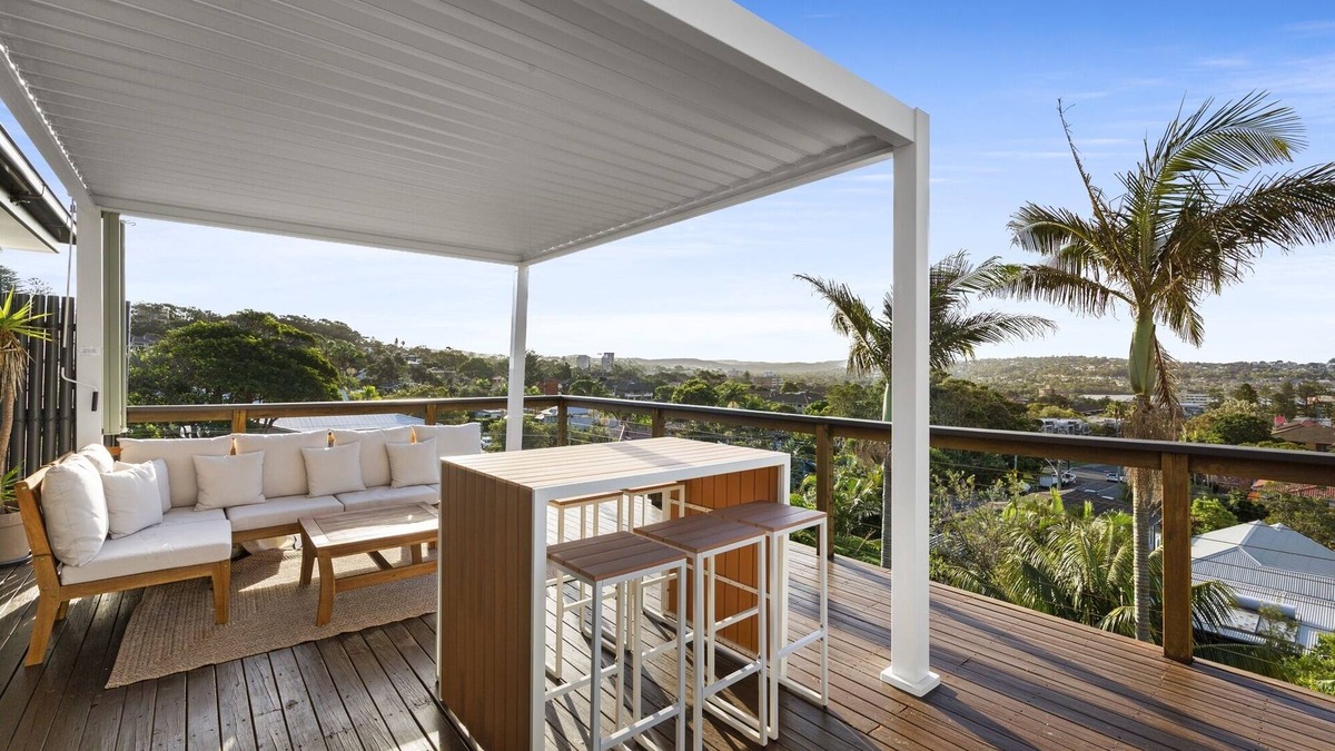 Dee Why House | Chic Coastal 1-Bedroom Home with Balcony & BBQ