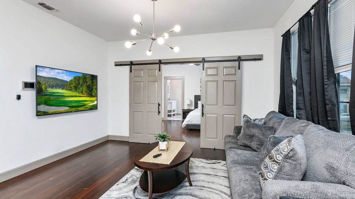 Tobin Hill Apartment | Chic Comforts in Tobin
