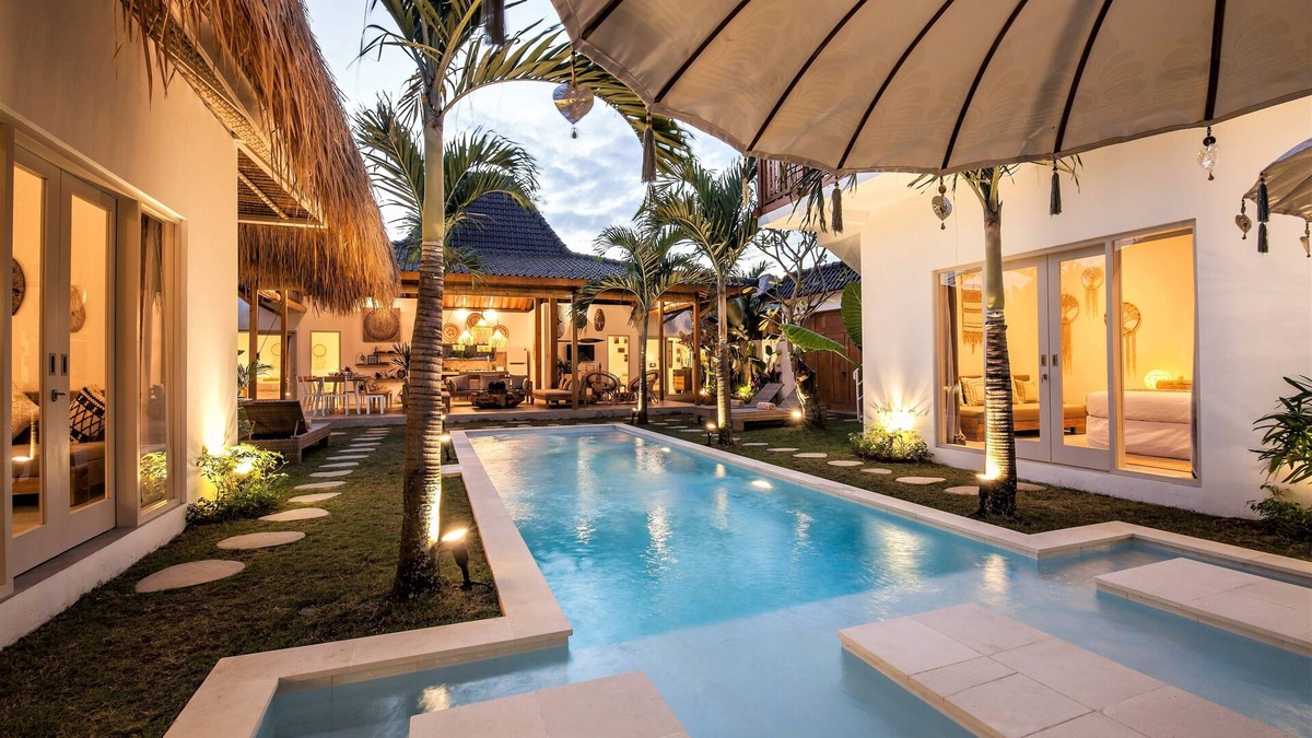 Petitenget Villa | CHIC & COMFY 5BR VILLA - 5MN WALK TO THE BEACH - PRIVATE JACUZZI/POOL