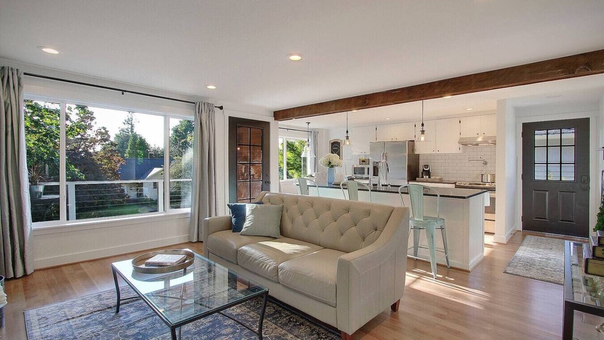 Moss Bay House | Chic & Comfy Upper 2B @DT Kirkland | Walk to Lake