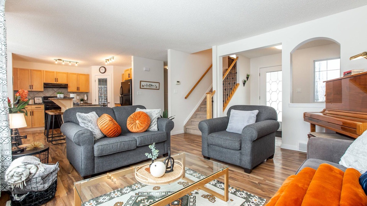 West Edmonton House | Chic&Cozy 3BHome|King Bed|Large Patio|Mins to WEM