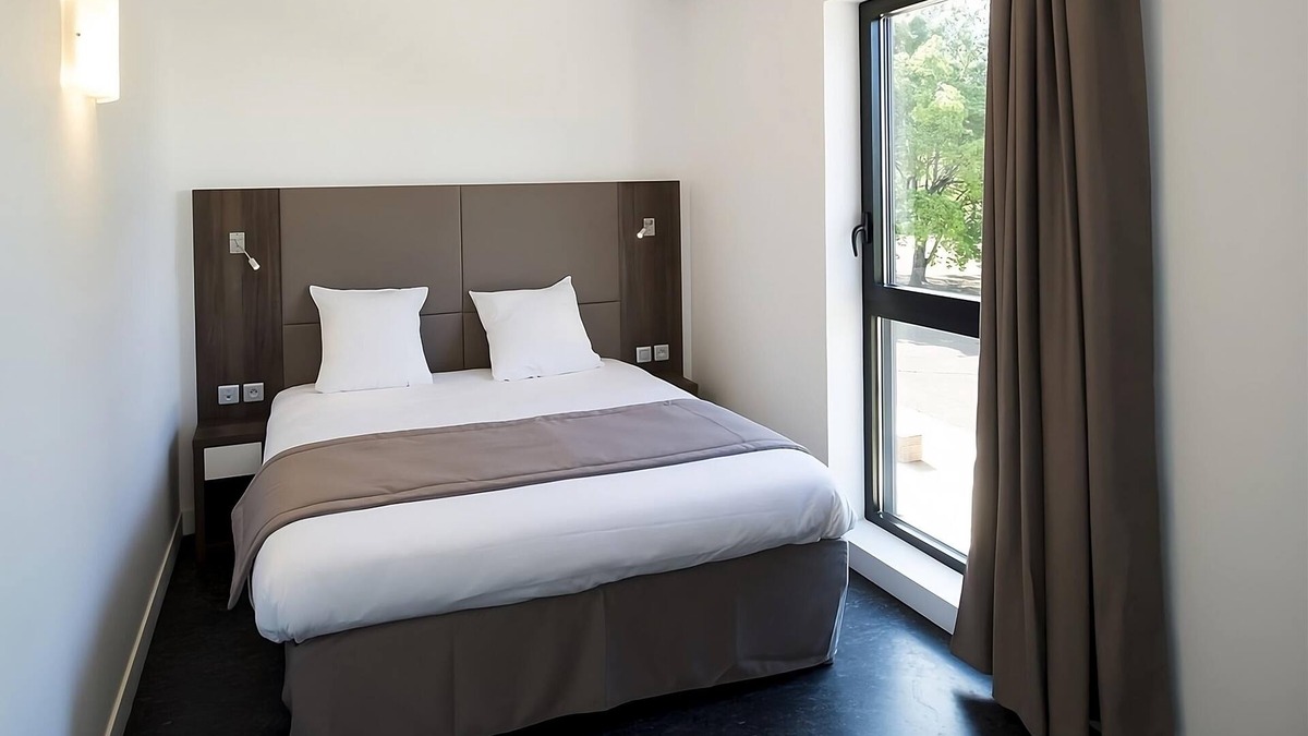 Dijon Hotel | Chic Dijon Suite in University Quarter – Garden, Free Parking & Pet Friendly!