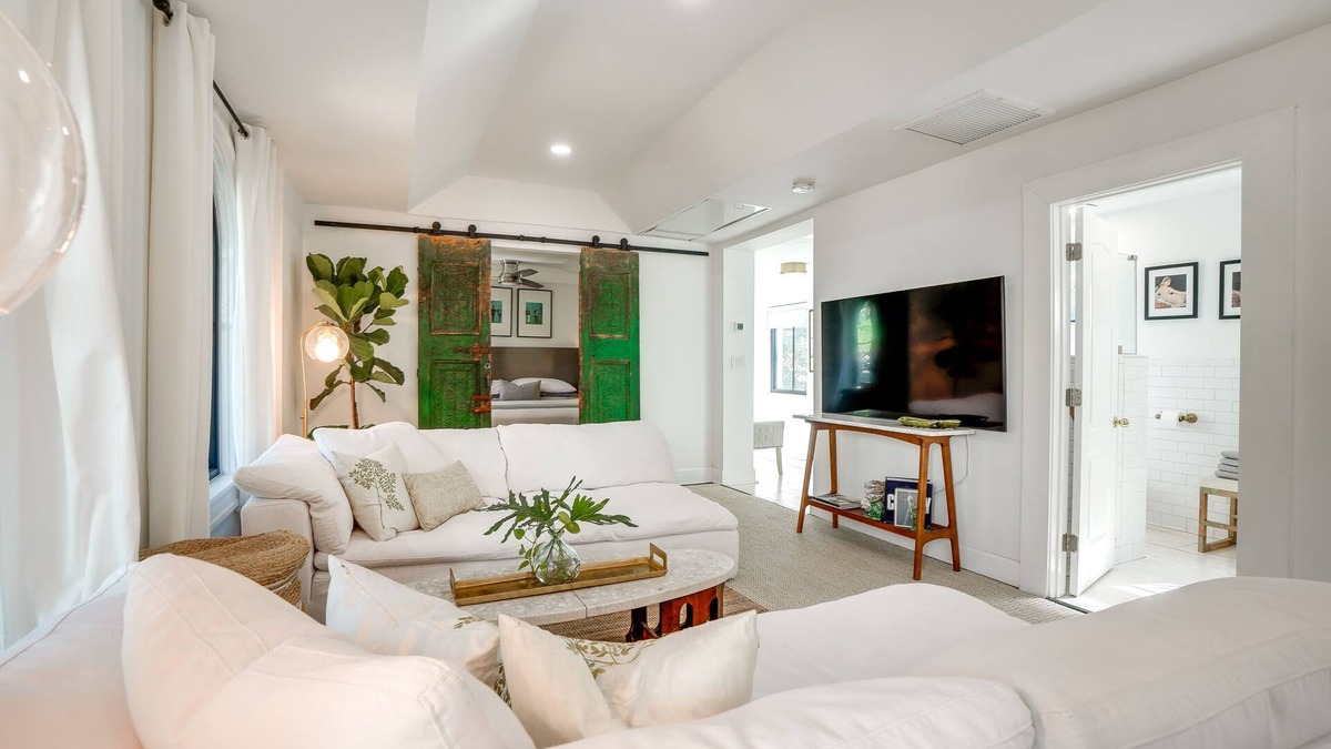 Beach Park Apartment | Chic Getaway in Desirable South Tampa District!
