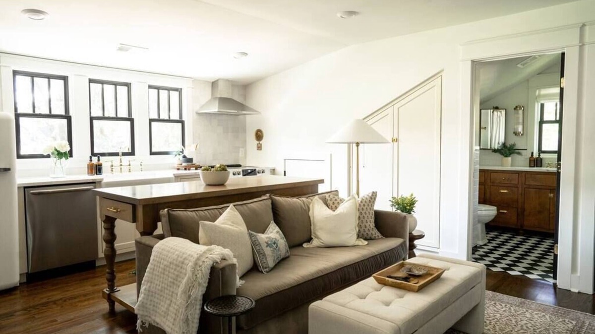 Rolling Acres House | Chic Haven: The Artisanal Carriage House