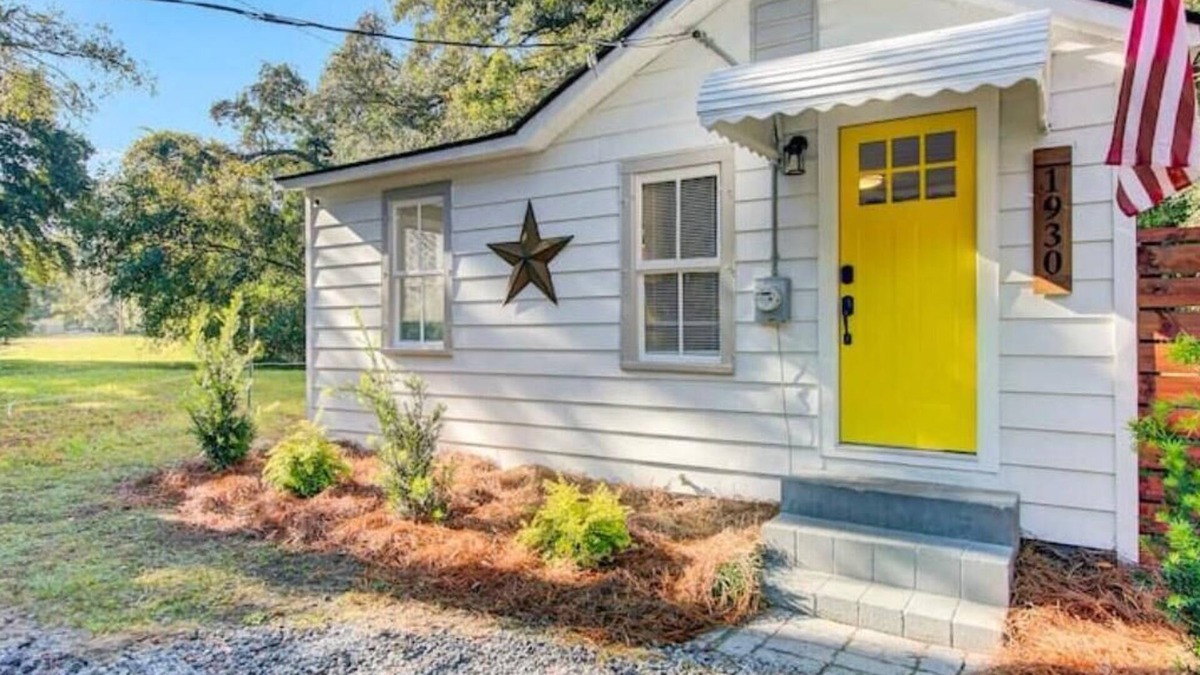 Johns Island Cottage | Chic Johns Island Cottage w/King Bed+Smart TVs!
