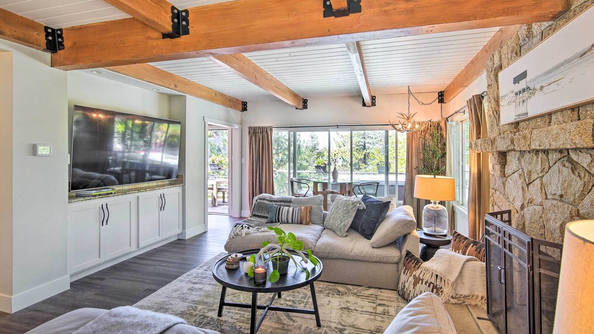 Cedar Glen House | Chic Lake House w/Furnished Deck & Hot Tub!